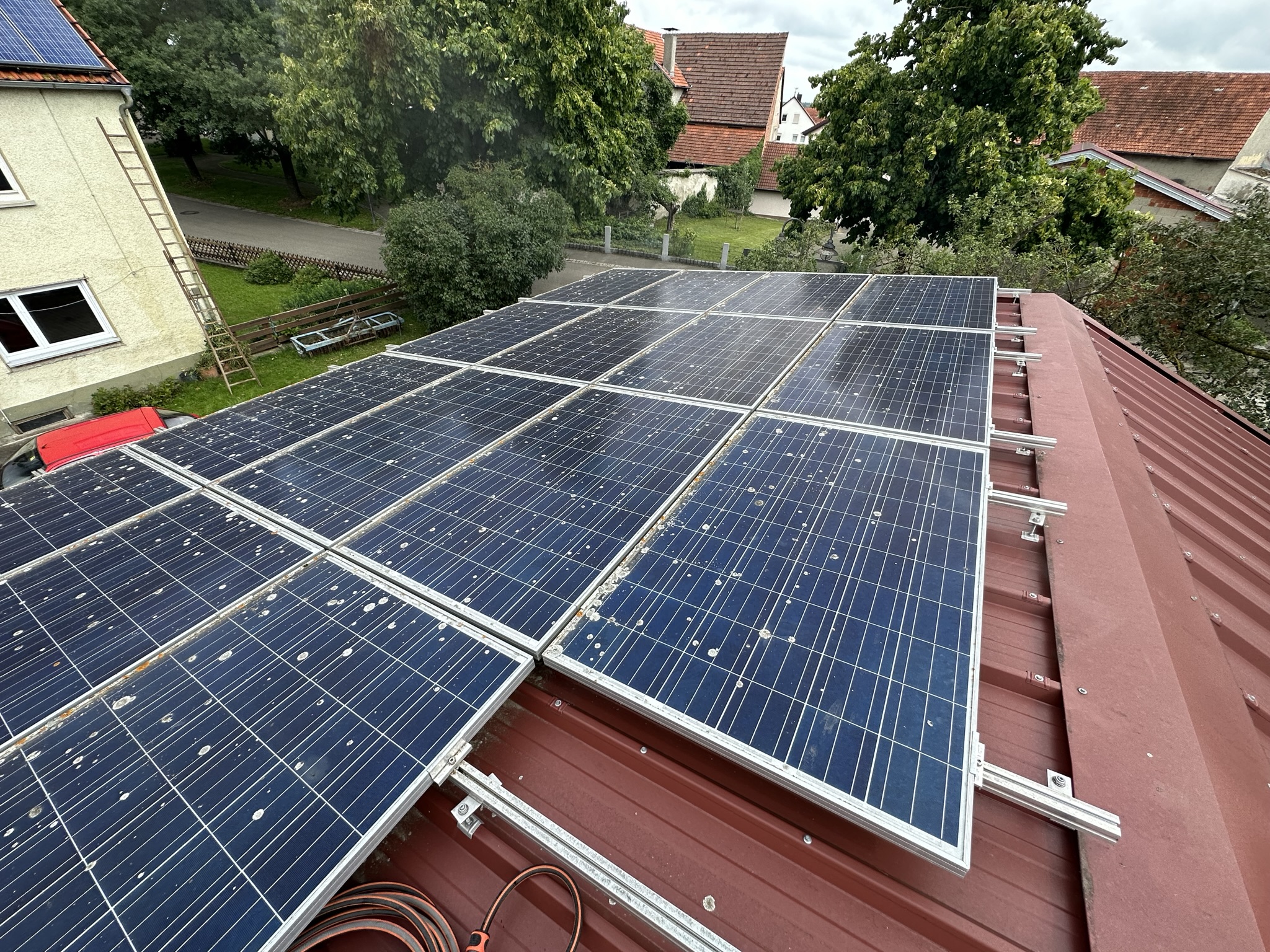 Die Photovoltaikanlage ist auf einem landwirtschaftlichen Betrieb installiert